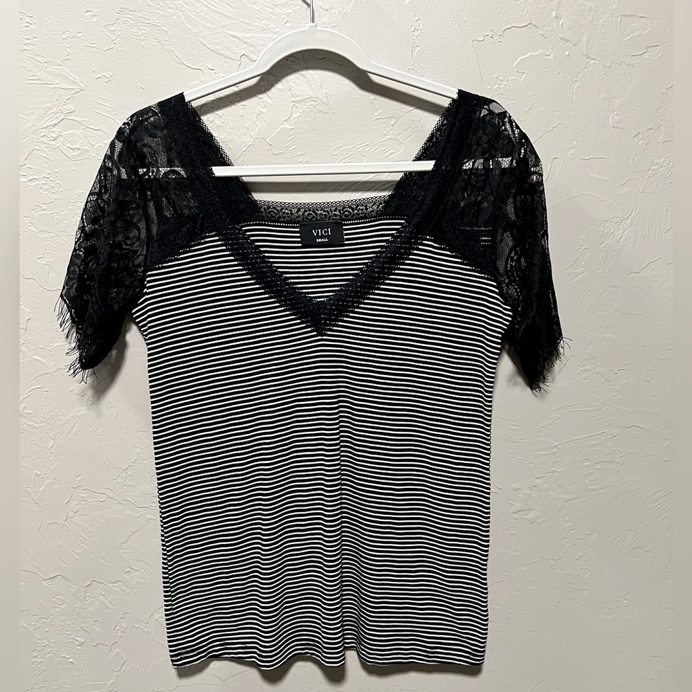 VICI Collection V-Neck Lace Sleeve Tee